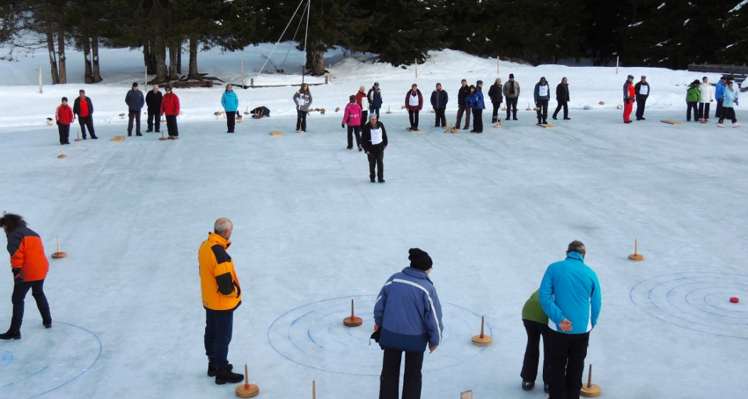 Natureisfeld auf dem Patrutgsee im Winter Natureisfeld auf dem Patrutgsee im Winter
