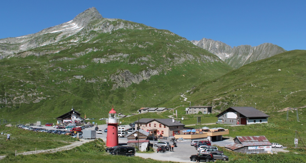 Passhöhe mit Leuchtturm Passhöhe mit Leuchtturm