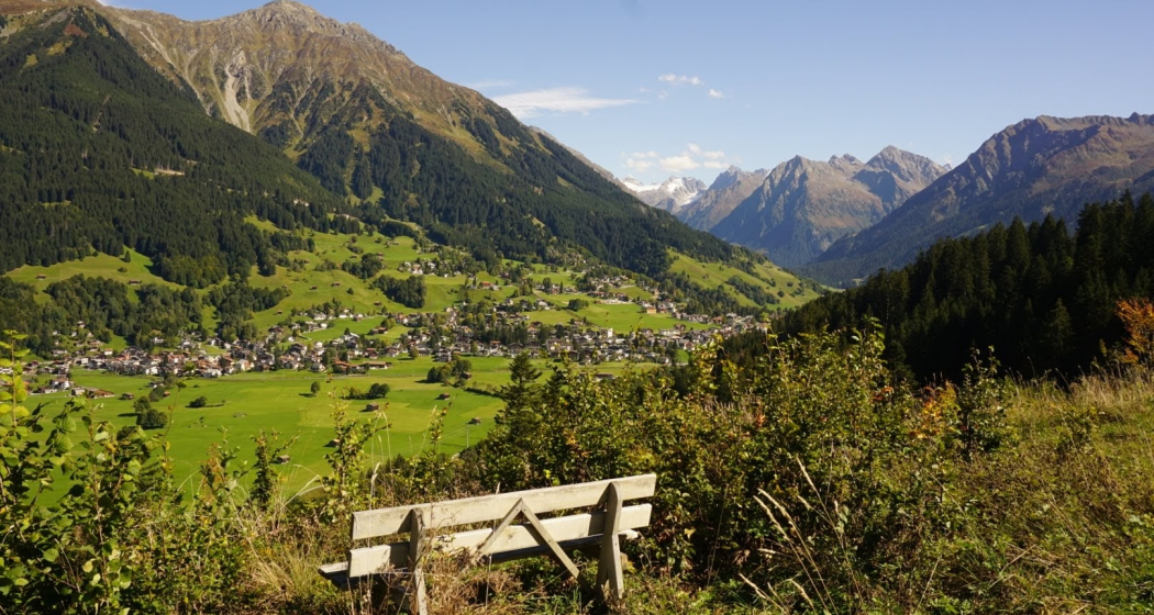 Bank mit Aussicht über Klosters Bank mit Aussicht über Klosters