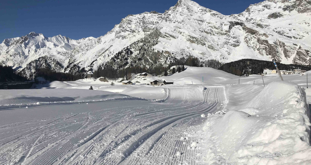 Das weite Tal bei Orden Dent mit Langlaufloipe und Wanderweg Das weite Tal bei Orden Dent mit Langlaufloipe und Wanderweg