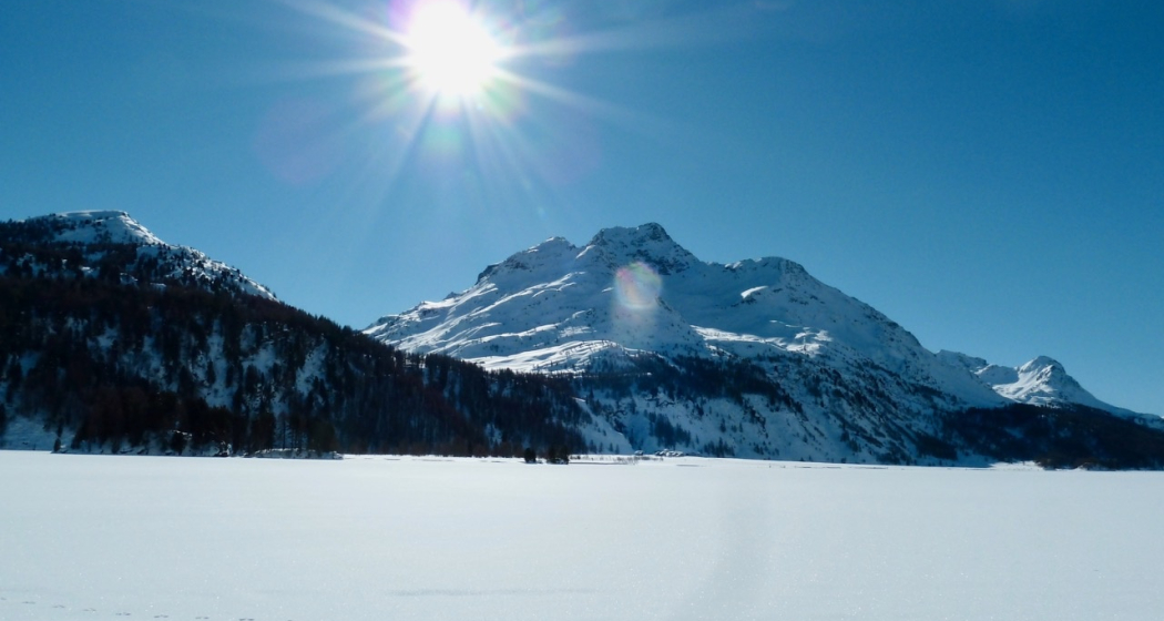 Einmalig: Blick vom Silsersee auf Isola und den Piz Margna