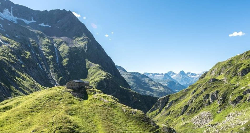 Terrihütte mit Blick auf die Val Sumvitg