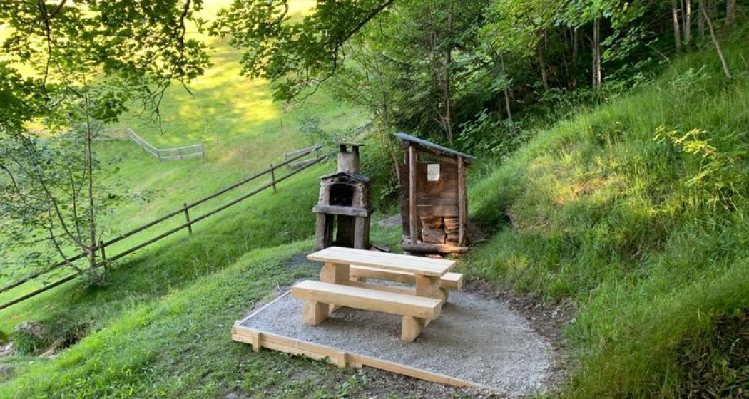 Grillstelle mit Sitzgelegenheit Grillstelle mit Sitzgelegenheit