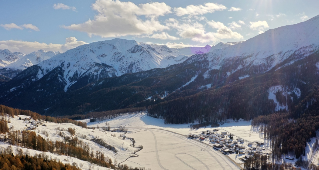 Blick auf das Dorf Fuldera sowie Fuldera Furom (Langlaufzentrum) Blick auf das Dorf Fuldera sowie Fuldera Furom (Langlaufzentrum)