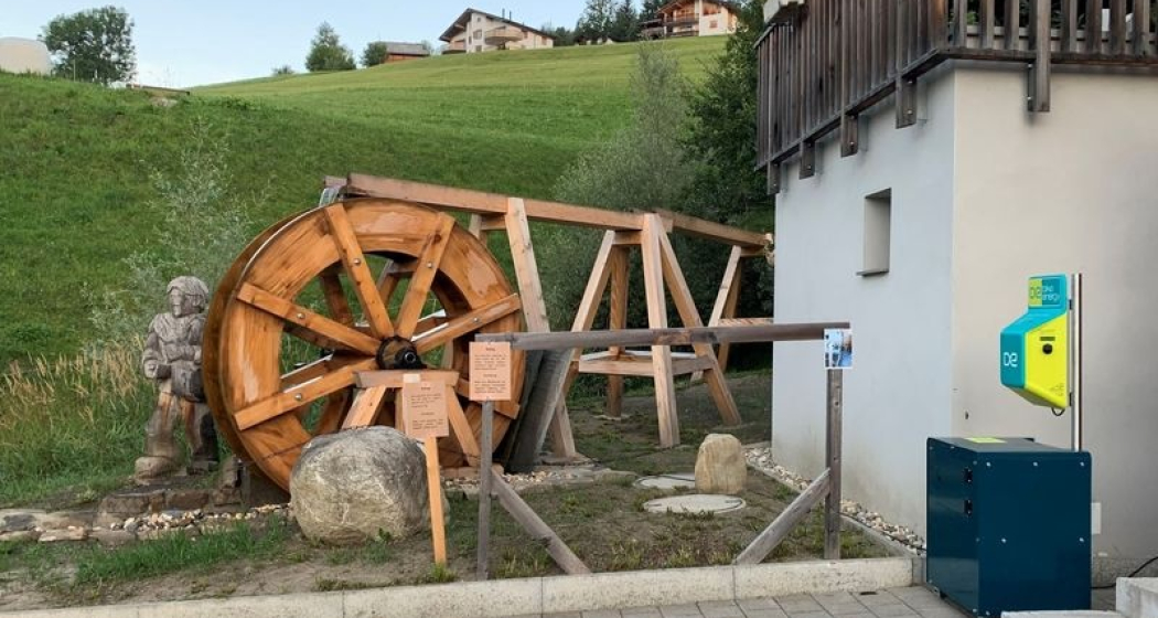 Mühlrad und E-Bike Ladestation Mühlrad und E-Bike Ladestation