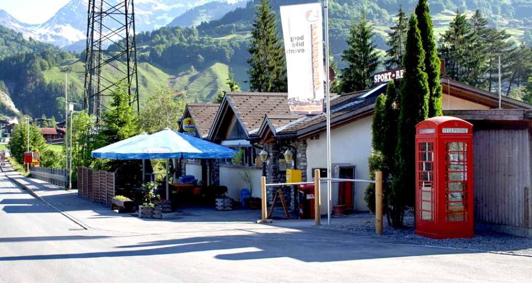 Die Terrasse bietet im Sommer Abkühlung direkt neben dem Fluss Die Terrasse bietet im Sommer Abkühlung direkt neben dem Fluss