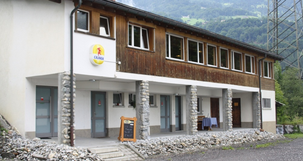 Das Sporti liegt unmittelbar zwischen Eishalle und Talstation Grüsch-Danusa Das Sporti liegt unmittelbar zwischen Eishalle und Talstation Grüsch-Danusa