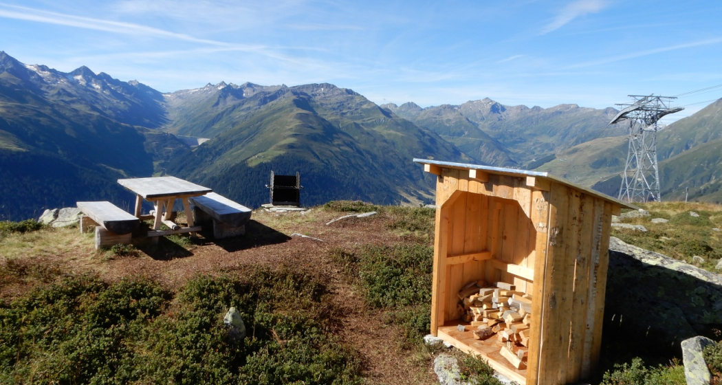 Feuerstelle mit Holzhäuschen