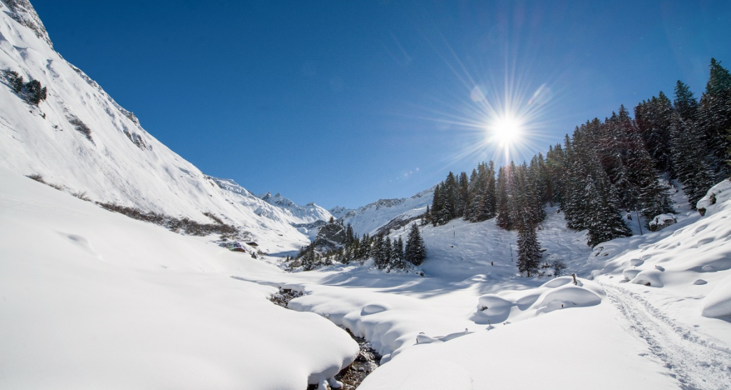 Vor dem markanten Schlagenstein geht es rechts hoch. Vor dem markanten Schlagenstein geht es rechts hoch.