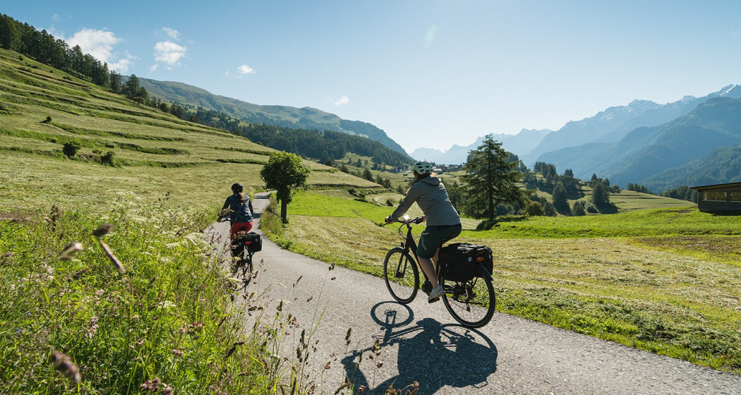 Innradweg, Unterengadin – Fahrt nach Ardez Innradweg, Unterengadin – Fahrt nach Ardez