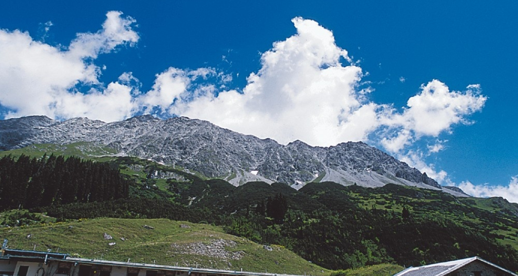 Hinter der Alp Vals trohnt die mächtige Schesaplana Hinter der Alp Vals trohnt die mächtige Schesaplana