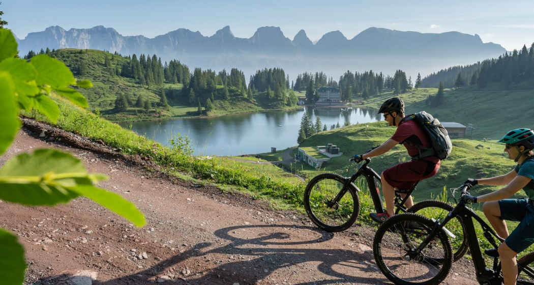 Die Biketour führt am idyllischen Seebensee vorbei. Immer im Blickfeld: die Churfisten. Die Biketour führt am idyllischen Seebensee vorbei. Immer im Blickfeld: die Churfisten.