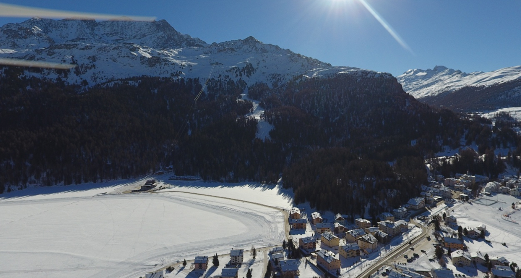 Blick von oben auf einen Teil der Rundloipe und Sils Maria Blick von oben auf einen Teil der Rundloipe und Sils Maria