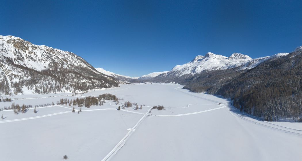 Blick von Oben auf einen Teil der Rundloipe und den gefrorenen Silvaplanasee Blick von Oben auf einen Teil der Rundloipe und den gefrorenen Silvaplanasee