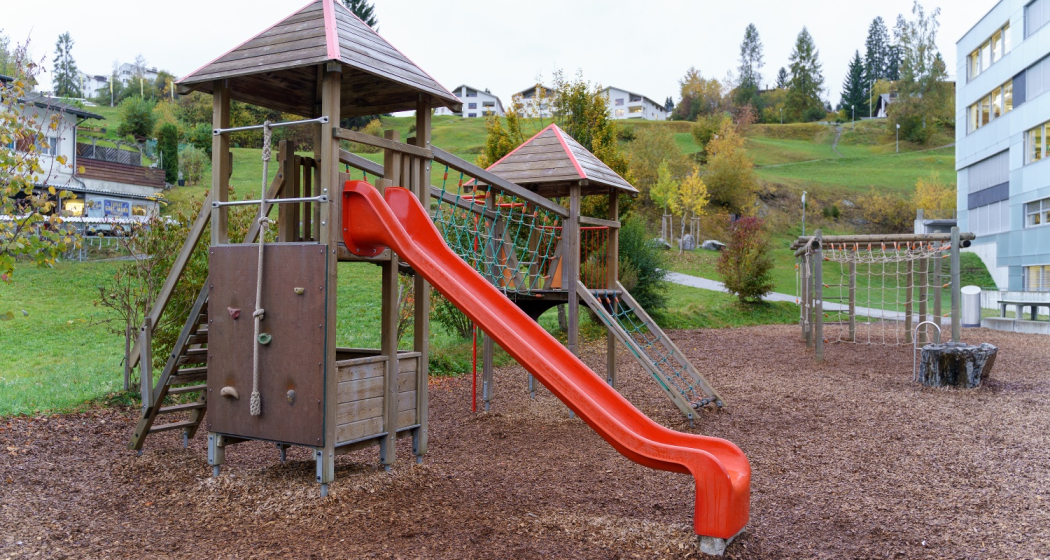 Spielplatz Schulhaus Flims Dorf (oua_58614044_image) Spielplatz Schulhaus Flims Dorf (oua_58614044_image)
