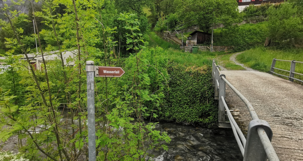 Wegweisser zum Wasserfall im Dorf Berschis Wegweisser zum Wasserfall im Dorf Berschis