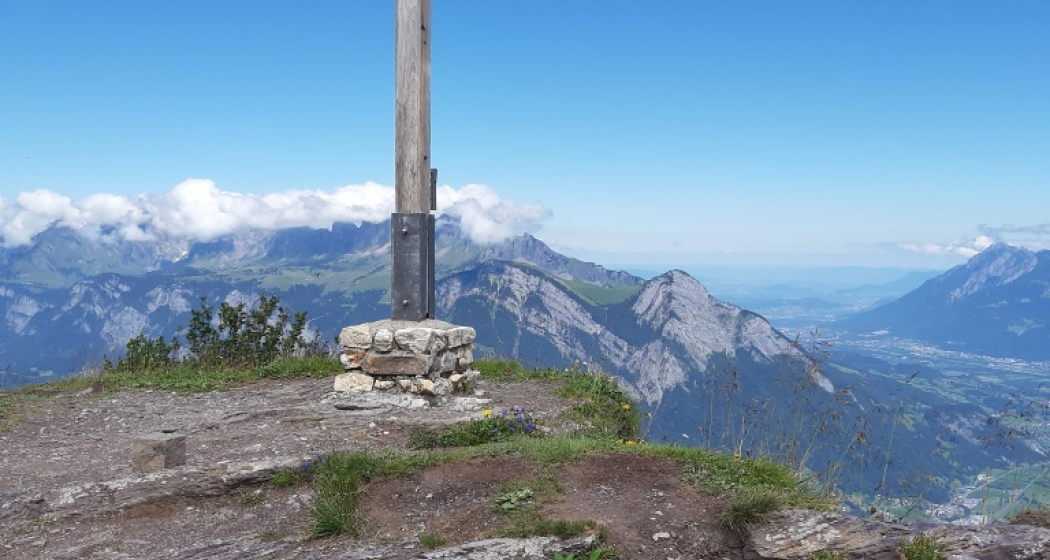 Gipfelkreuz Garmil mit Aussicht auf die Churfirsten Gipfelkreuz Garmil mit Aussicht auf die Churfirsten