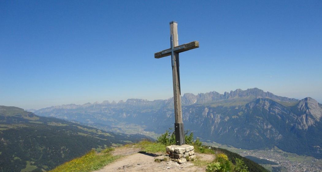 Gipfelkreuz Garmil mit Aussicht auf die Churfirsten Gipfelkreuz Garmil mit Aussicht auf die Churfirsten