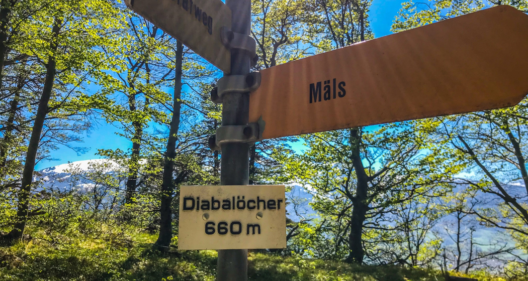 Wegweiser bei den Diabalöcher Wegweiser bei den Diabalöcher