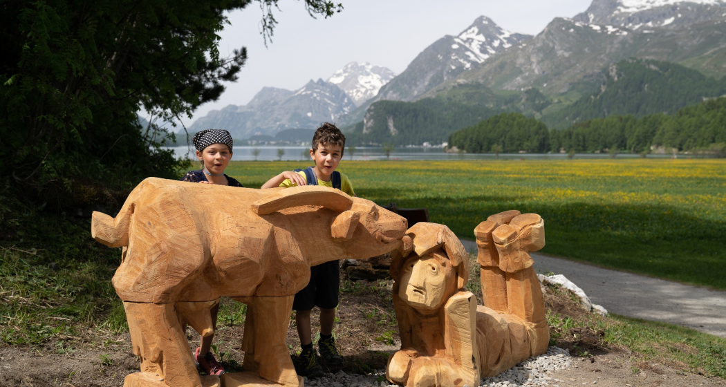 Ziege Lumpazza mit Karl und Kindern vor der Silsersee Ebene Ziege Lumpazza mit Karl und Kindern vor der Silsersee Ebene