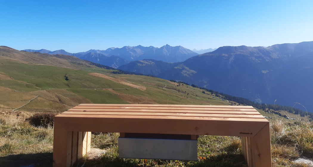 Bank hoch über der Val Schons entlang Panoramaweg Schamserberg Bank hoch über der Val Schons entlang Panoramaweg Schamserberg