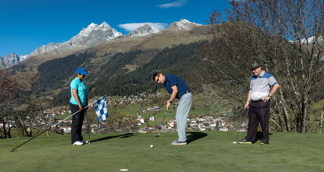 Drei Golfer auf der 3-Loch Übungsanlage in Birgels Drei Golfer auf der 3-Loch Übungsanlage in Birgels