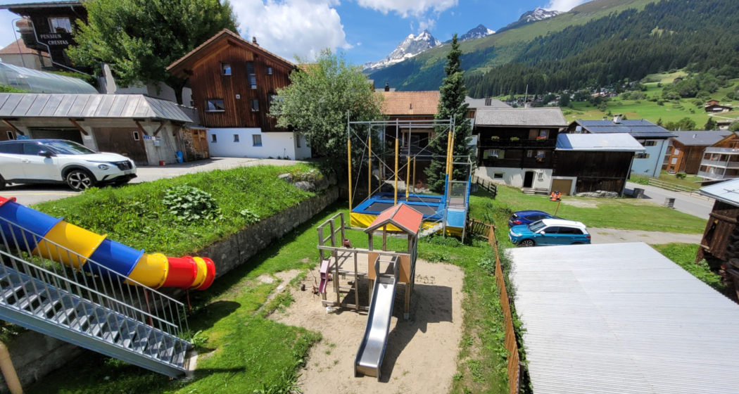 Spielplatz beim Familienhotel Alpina Spielplatz beim Familienhotel Alpina