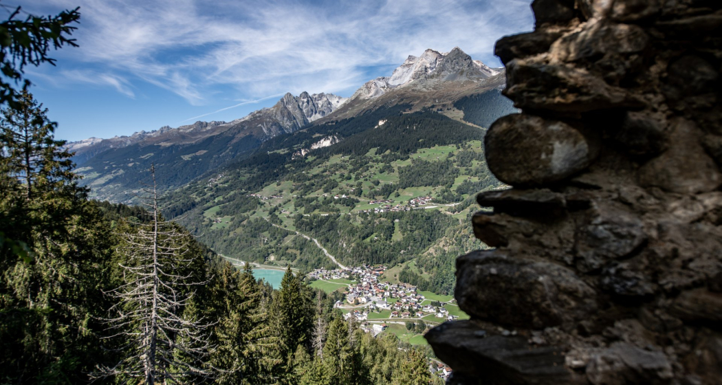 Die Aussichten von der Burgruine Schwarzenstein zu den Brigelserhörner. Rüber zu den Romanen. Die Aussichten von der Burgruine Schwarzenstein zu den Brigelserhörner. Rüber zu den Romanen.