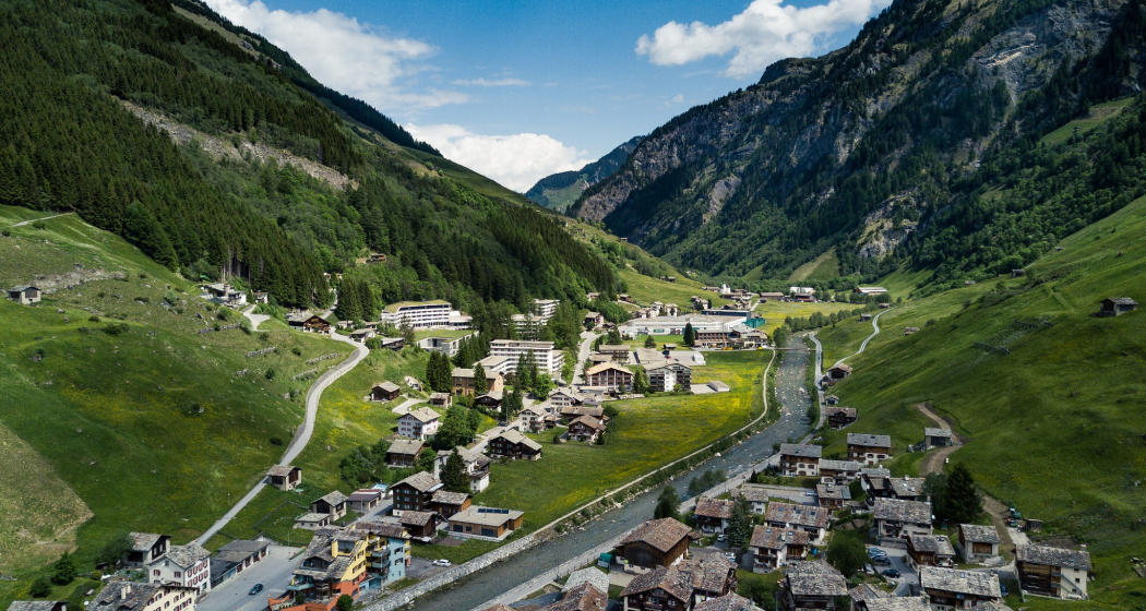 Blick auf Valser Rhein mit Dammweg Blick auf Valser Rhein mit Dammweg