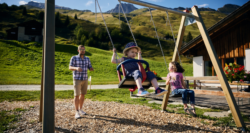 Kleiner Spielplatz für Kinder Kleiner Spielplatz für Kinder
