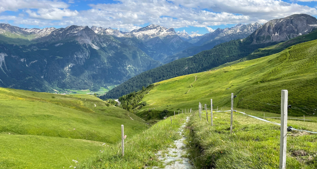 Höhenwanderweg mit Blick in die Val Schons Höhenwanderweg mit Blick in die Val Schons