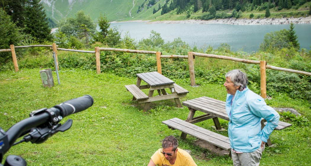 Auf leicht erhöhter Lage mit Sicht auf den See und die umliegenden Berge Auf leicht erhöhter Lage mit Sicht auf den See und die umliegenden Berge