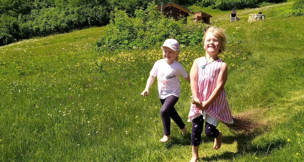 Hexlein auf dem Besen.