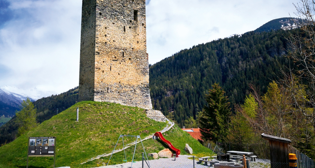 Schweizer Familien Feuerstelle, Burg-Strassberg