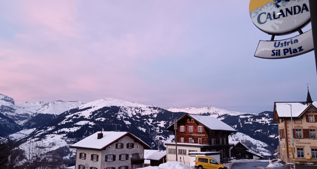 Ustria Sil Plaz mit Aussicht in die winterliche Berglandschaft Ustria Sil Plaz mit Aussicht in die winterliche Berglandschaft