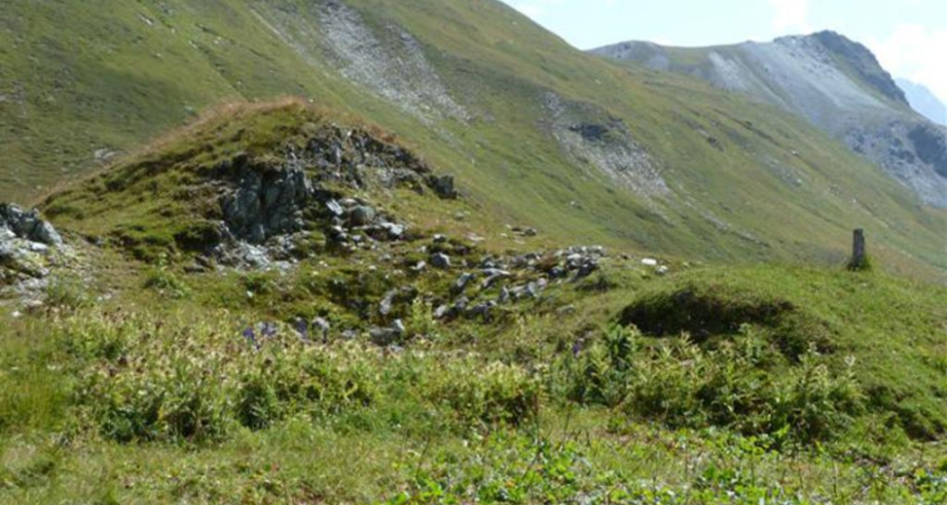 Die Überreste des Hospiz Tgesa da Sett, das im Jahr 1100 gebaut wurde.