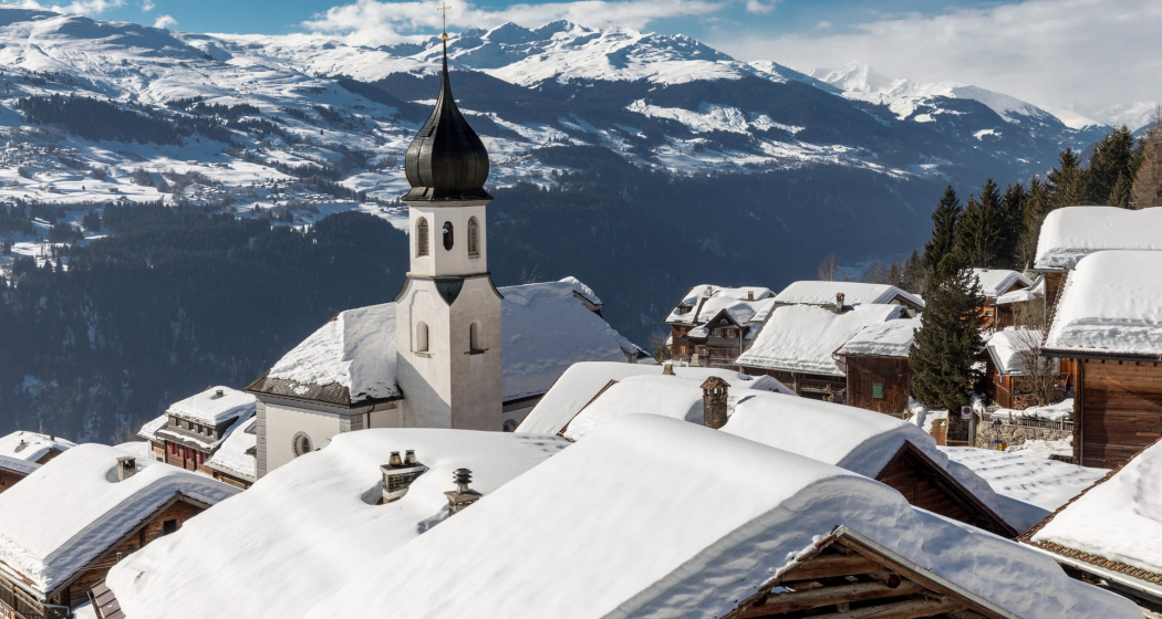 Das aussichtsreiche Dorf Siat im Winter ist Start der Schneeschuhtour Das aussichtsreiche Dorf Siat im Winter ist Start der Schneeschuhtour