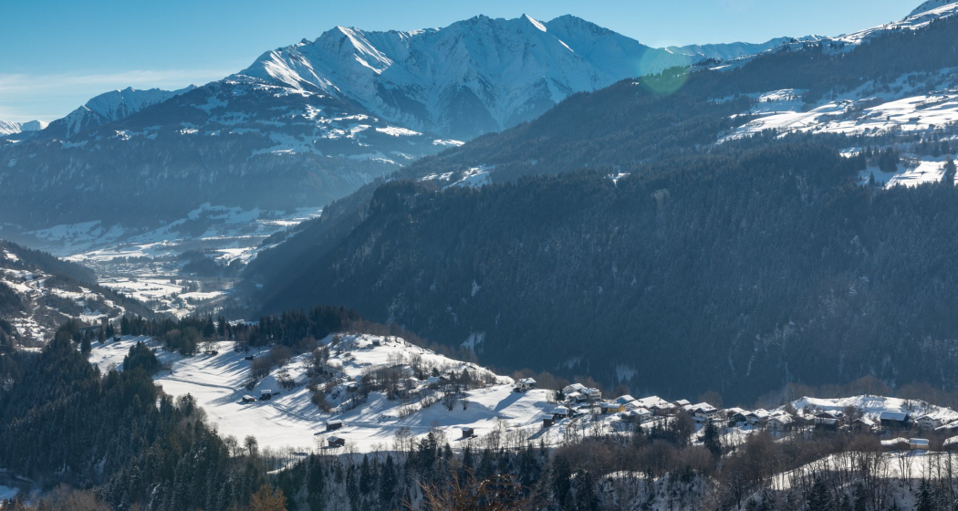 Blick in Richtung Waltensburg und in der Ferne die Signinagruppe Blick in Richtung Waltensburg und in der Ferne die Signinagruppe
