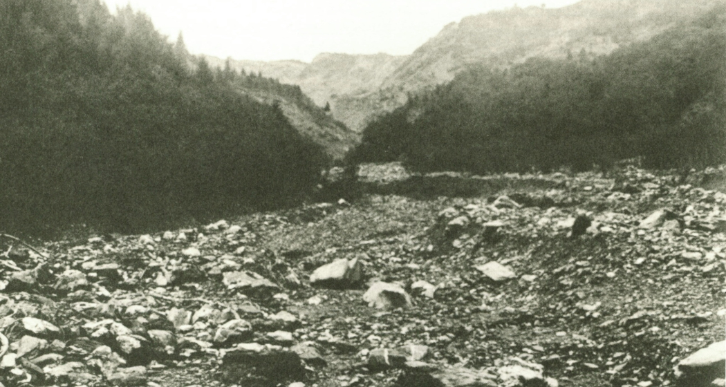 Gewaltige Schuttmengen im flachen Teil der Nollaschlucht (Gino Romegialli: Das Ende des Lüschersees. Verlag Desertina, Chur, 2012.) Gewaltige Schuttmengen im flachen Teil der Nollaschlucht (Gino Romegialli: Das Ende des Lüschersees. Verlag Desertina, Chur, 2012.)