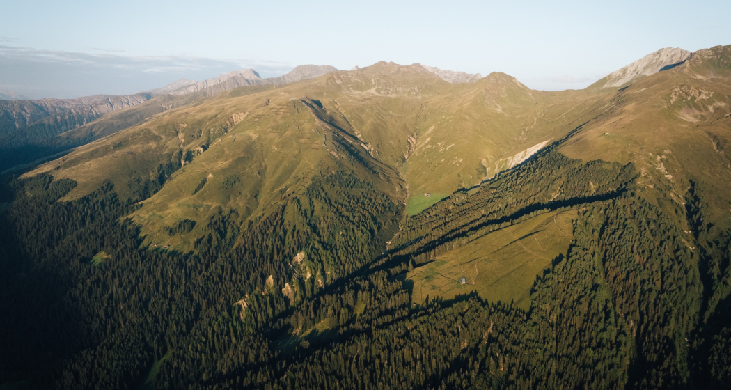 Ein Luftbild der Podestatenalp. Der Weg nach oben ist auf der rechten Seite des Bildes zu sehen. Ein Luftbild der Podestatenalp. Der Weg nach oben ist auf der rechten Seite des Bildes zu sehen.