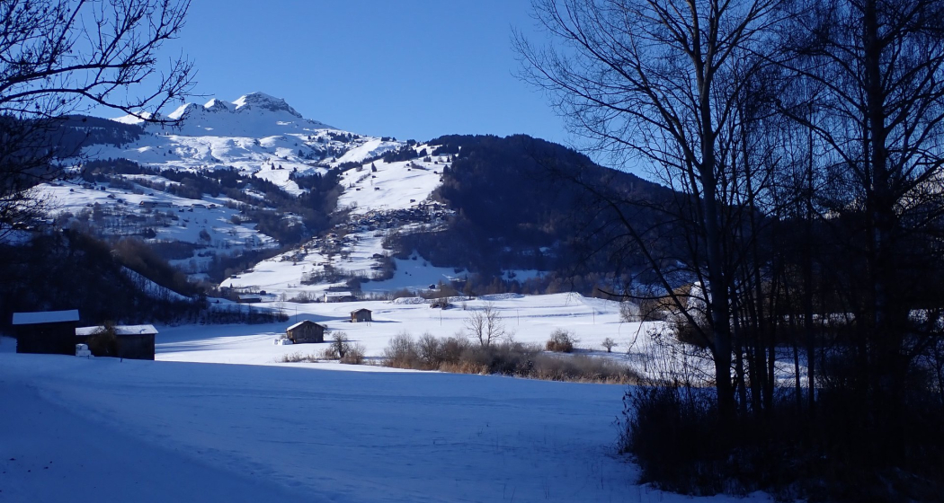 Die Sicht in die Bergwelt ist wunderschöne, hier der Piz Mundaun Die Sicht in die Bergwelt ist wunderschöne, hier der Piz Mundaun