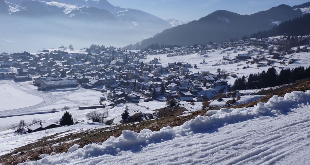 Bald geschafft. Sicht auf das Dorf Brigels Bald geschafft. Sicht auf das Dorf Brigels