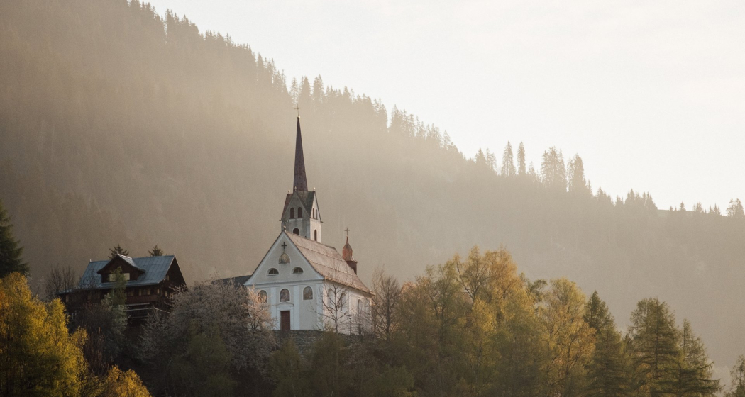 Die Kirche Nossadunna in Caltgadira, oberhalb von Trun