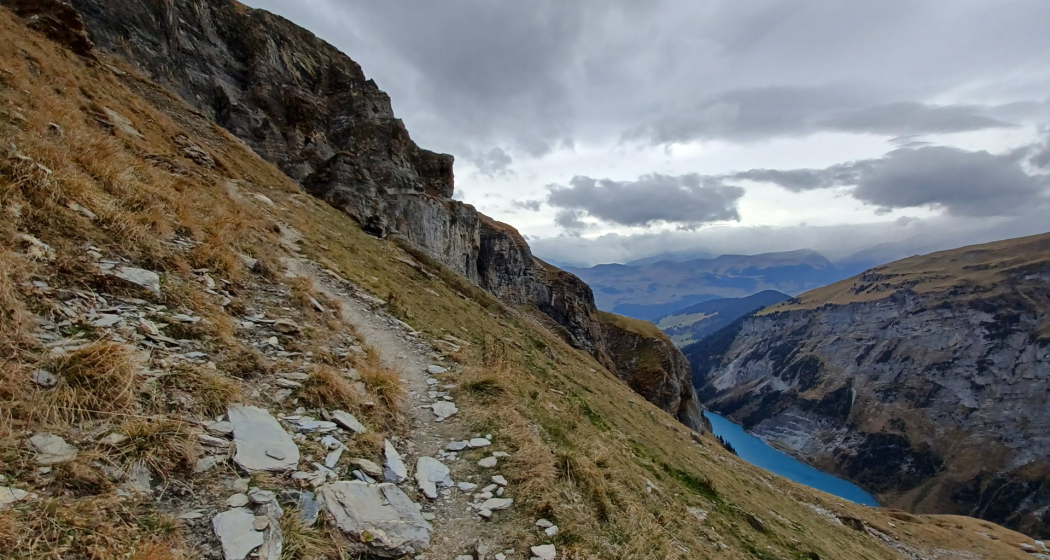 Rückweg auf der Via Suworow mit Blick zum Stausee Pigniu Rückweg auf der Via Suworow mit Blick zum Stausee Pigniu