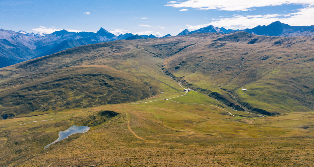 Das Panorama vom Pèz Sezner mit Sicht in Richtung Alp Nova