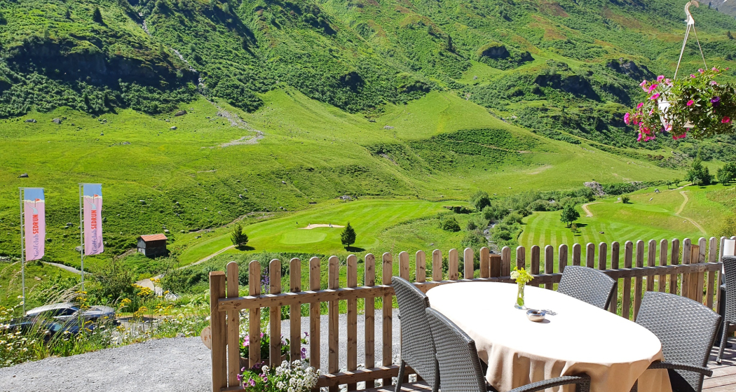 Terrasse mit malerischer Aussicht auf die Bündner Bergwelt Terrasse mit malerischer Aussicht auf die Bündner Bergwelt