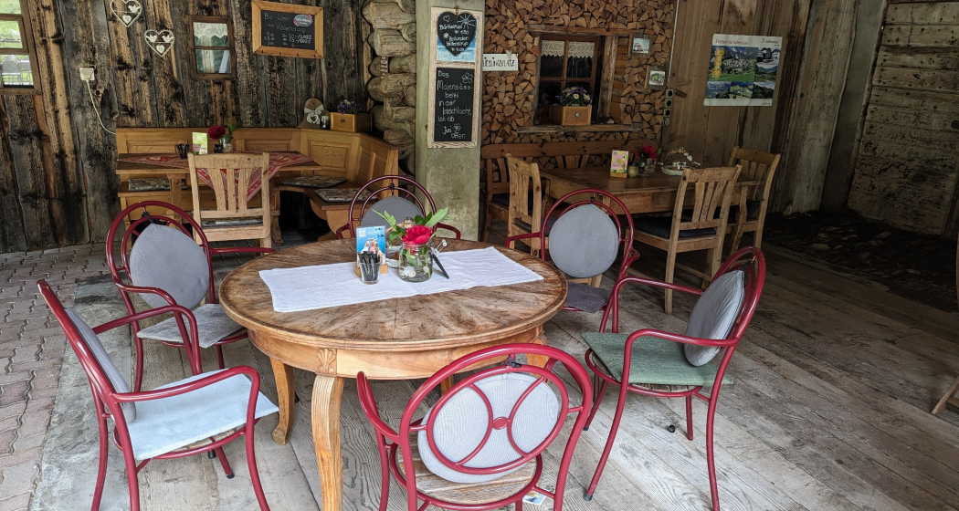 Café Mäntig, gedeckter Sitzplatz Café Mäntig, gedeckter Sitzplatz
