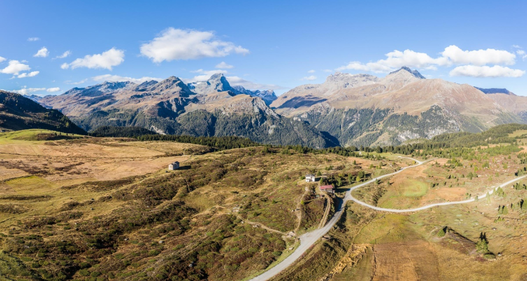 Aussichtsreiche Wanderung auf dem Alpenpässe-Weg Etappen 1-5 nach Tgalucas (oua_61148999_image) Aussichtsreiche Wanderung auf dem Alpenpässe-Weg Etappen 1-5 nach Tgalucas (oua_61148999_image)