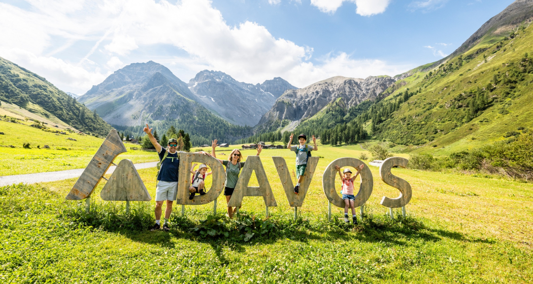 Das Fotospot mit dem Logo Davos vor dem malerischen Sertigtal Das Fotospot mit dem Logo Davos vor dem malerischen Sertigtal