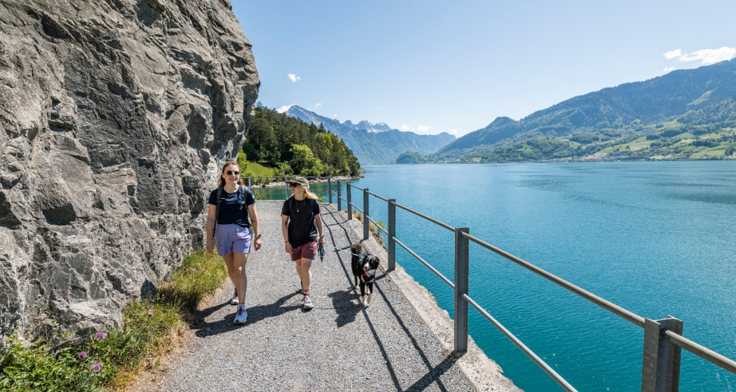 Wandern am Uferweg zwischen Quinten und Au Wandern am Uferweg zwischen Quinten und Au